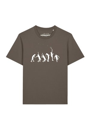 Bruin T-shirt met witte silhouetten die de evolutie van een persoon die tennis speelt laten zien, waarbij ballen met een racket in verschillende houdingen worden geslagen.