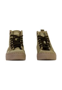 Zapatillas altas de gamuza verde claro con cordones marrón oscuro. Cuentan con una suela beige sólida y una lengüeta en la parte trasera para facilitar su puesta.