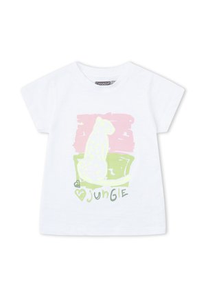 Camiseta blanca de manga corta para niño pequeño con un gráfico en tonos pastel de un guepardo amarillo sentado sobre hierba verde bajo un cielo rosa y la palabra "jungla" debajo.