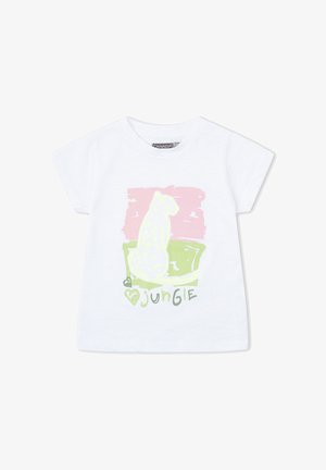 Camiseta blanca de manga corta para niño pequeño con un gráfico en tonos pastel de un guepardo amarillo sentado sobre hierba verde bajo un cielo rosa y la palabra "jungla" debajo.