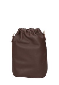 Borsa a sacco in pelle marrone con una texture morbida, forma arrotondata e design minimalista. Presenta piccoli dettagli hardware sui lati.