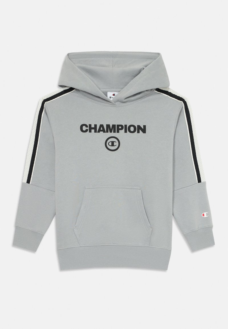 Sweatshirt cinza com capuz, apresentando a palavra "CHAMPION" em texto preto em negrito na frente. Listras laterais em branco e preto, bolso canguru.