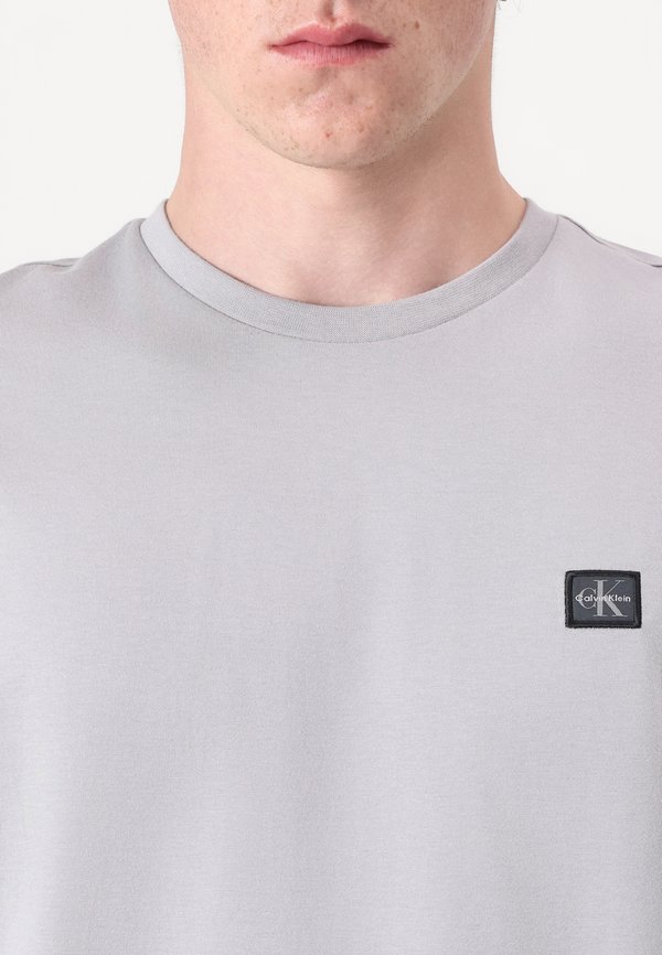 BADGE CLASSIC TEE - Basic T-shirt - formal gray4