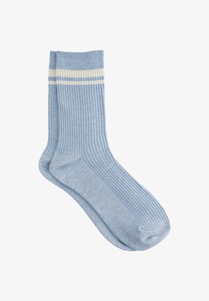 Himmelblaue gerippte Socken mit weißen Streifenakzenten am oberen Rand. Hergestellt aus weichem Material, mit klassischer Crew-Länge und nahtlosem Zehenbereich.
