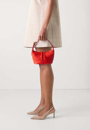 Borsa a mano rossa in pelle con superficie texturizzata, di piccole dimensioni e manico corto. Chiusura con zip e frange abbinate.