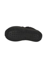 Suela de zapatilla negra de goma texturizada, con un patrón de banda de rodadura en zigzag y bordes estriados para tracción y durabilidad.