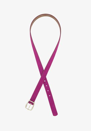 Cintura in suede fucsia con fibbia in metallo argentato, caratterizzata da fori regolabili lungo tutta la lunghezza per la personalizzazione della misura.
