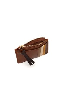 Cartera de cuero marrón con cierre de cremallera. Cuenta con múltiples ranuras para tarjetas en tonos contrastantes, incluyendo acentos en crema y marrón oscuro. Herrajes dorados.