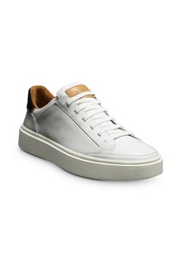 Weiße Ledersneaker mit perforierten Details, kontrastierenden braunen Akzenten, flacher Sohle und weißen Schnürsenkeln. Runde Zehenkappe und minimalistische Designelemente.