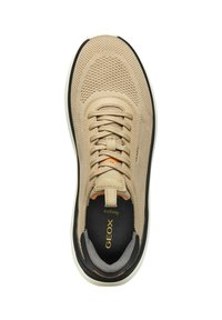 Sneaker in rete beige con forma sagomata, punta rotonda e design testurizzato con accenti neri e dettagli arancioni sulla linguetta.