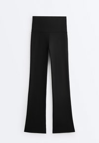 Pantaloni da yoga neri a vita alta con gambe svasate, realizzati in tessuto elastico liscio, mostrati distesi su uno sfondo bianco.