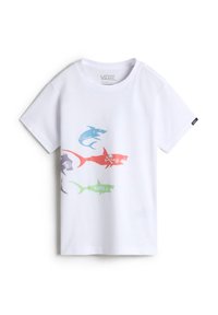 Weißes Baumwoll-T-Shirt mit kurzen Ärmeln, das bunte Haifischgrafiken in Blau, Rot, Lila und Grün zeigt. Klassisches Schnittdesign.