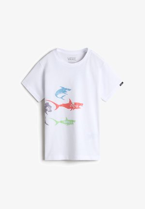 Biała bawełniana koszulka z krótkim rękawem z kolorowymi grafikami rekinów w odcieniach niebieskiego, czerwonego, fioletowego i zielonego. Klasyczny krój.
