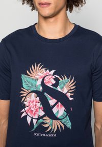 Scotch & Soda SEASONAL LOGO GRAPHIC - T-shirt estampada - navy