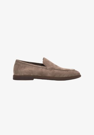 Mocassino da uomo in suede beige con suola piatta bassa marrone scuro e dettagli minimi di cuciture, mostrato in profilo laterale su sfondo bianco.