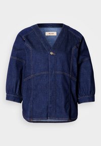 Σκούρο μπλε τζιν μπουφάν με V-λαιμό, φαρδιά μανίκια και συγκεντρωμένα μανίκια. Διαθέτει αντίθεση ραφές και μια μοναδική λεπτομέρεια κουμπιού μπροστά.