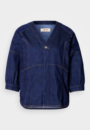 Σκούρο μπλε τζιν μπουφάν με V-λαιμό, φαρδιά μανίκια και συγκεντρωμένα μανίκια. Διαθέτει αντίθεση ραφές και μια μοναδική λεπτομέρεια κουμπιού μπροστά.