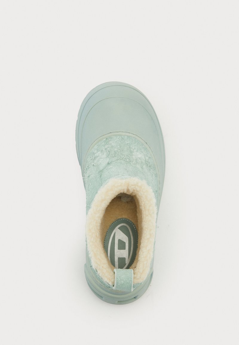 Ein einzelner hellblauer Winterstiefel mit Fleece-Futter und Gummisohle, von oben auf einem weißen Hintergrund betrachtet.