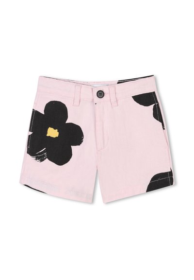 Pantaloni corti rosa in cotone con un ampio motivo floreale nero e un piccolo accento giallo. Presentano una chiusura con un singolo bottone e tasche anteriori.