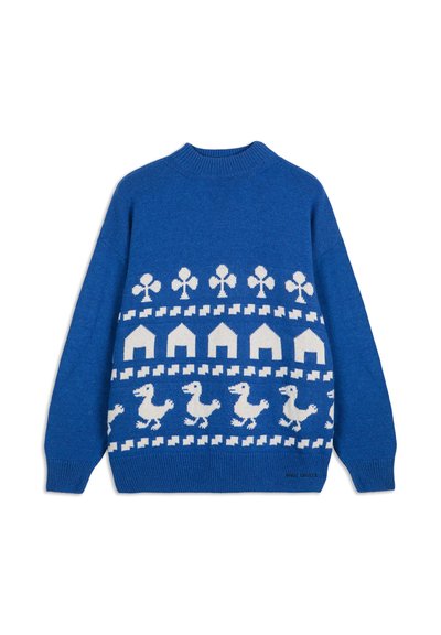 Blauer Pullover mit weißen Mustern von Vereinsymbolen, Hausformen und gehenden Enten über der Brust und im Mittelteil.