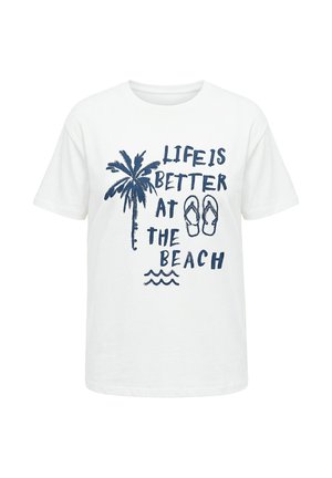 T-shirt blanc à manches courtes avec texte bleu marine « La vie est meilleure à la plage », un palmier, des tongs et un motif de vagues à l'avant.