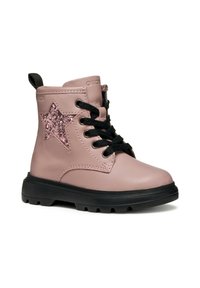 Stivaletti alla caviglia in pelle rosa con suola in gomma nera, caratterizzati da un dettaglio a stella glitterata rosa, lacci neri e un piccolo tirante sul retro.