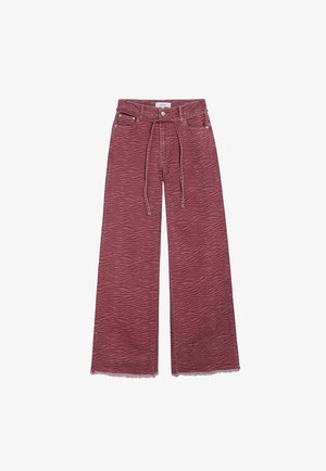 Pantalones de pierna ancha hechos de una tela texturizada en un tono rojizo con un sutil patrón en zigzag. Presentan una cintura con cordón y un dobladillo deshilachado.