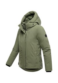 Olijfgroene geïsoleerde jas met een capuchon, rits aan de voorkant, zijzakken en zwarte accenten op de mouwen en schouders. Gladde textuur.