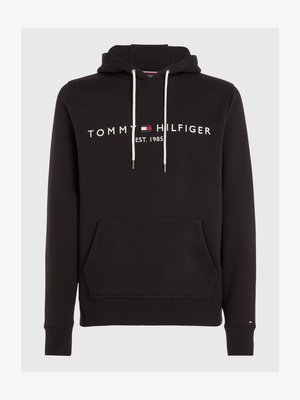 Schwarzer Hoodie mit weißen Kordeln, Fronttasche und dem Text "Tommy Hilfiger EST. 1985" sowie dem Markenlogo auf der Brust.