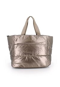 Bolso tote acolchado de un beige metálico brillante con asas anchas en color tostado y un bolsillo con cremallera en la parte delantera, presentado sobre un fondo blanco.