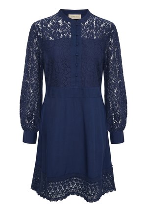 Tumši zils kleita ar mežģīņu garām piedurknēm, pogātu priekšējo atvēršanu, apkakli un mežģīņu apdari ap apakšu. Izgatavota no viegla auduma ar tekstūru.