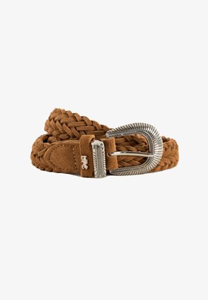Ceinture tressée en daim marron avec boucle et passant en argent détaillés, enroulée sur un fond blanc.