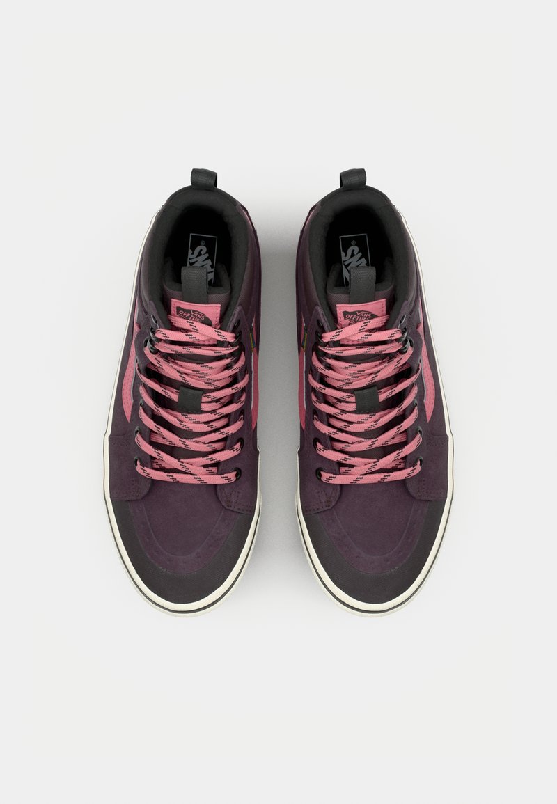 Zapatillas altas en púrpura oscuro y gris con cordones rosas, de material de ante y lona, con una puntera redonda y suela de goma.