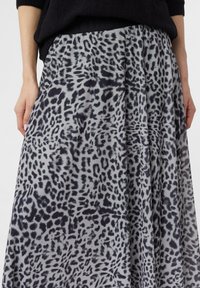 Langer Rock aus leichtem Material mit einem schwarz-grauen Tiermuster, mit einem plissierten Design und einem elastischen Bund.