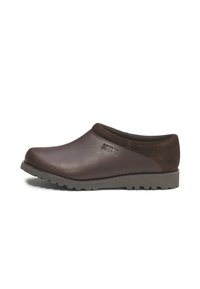 Chaussure brune à enfiler avec un dessus en cuir lisse et des accents en suède, dotée d'une semelle en caoutchouc texturée pour une bonne adhérence et un confort optimal.