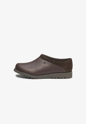 Bruine instap schoen met een glanzend leren bovenwerk en suède accenten, voorzien van een gestructureerde rubberen zool voor grip en comfort.
