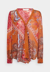 Blusa longa e leve em laranja e vermelho com padrões de paisley e flores. Apresenta um decote em V profundo, fecho de botão e detalhes em renda.