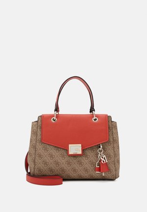 Sac à main beige et marron à motifs avec rabat rouge, poignée supérieure, bandoulière ajustable, fermoir argenté et breloques décoratives sur fond blanc.