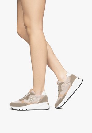 Sneakers leggeri bicolore realizzati in materiali scamosciati e in rete. Presentano una suola bianca, accenti beige e taupe, e un dettaglio laterale scintillante.