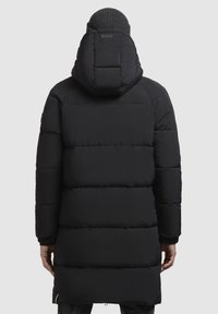 Sort pufferjakke med hætte, med et quiltet design og elastiske manchetter. Glat, skinnende stof med en lige silhuet, knælængde.