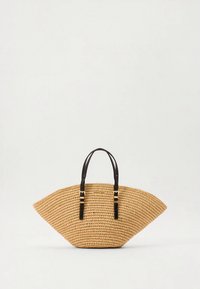 Geflochtene Strohtasche in Hellbraun mit einer markanten flachen, fächerähnlichen Form. Verfügt über zwei schwarze Ledergriffe und goldfarbene Akzente.