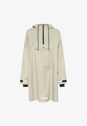 Šviesiai rusvas lietpaltis su kapišonu, juodomis reguliuojamomis virvutėmis, priekyje su užtrauktuku, mygtukiniu krūtinės kišeniu ir reguliuojamais riešais su atspindinčiais elementais.