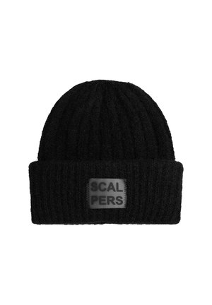 Gorro de punto negro con textura acanalada, que presenta un dobladillo en la parte inferior y una etiqueta rectangular negra inscrita con "SCALPERS".