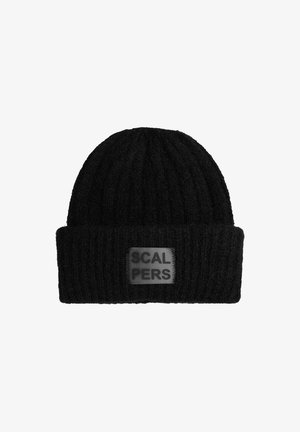 Gorro de punto negro con textura acanalada, que presenta un dobladillo en la parte inferior y una etiqueta rectangular negra inscrita con "SCALPERS".