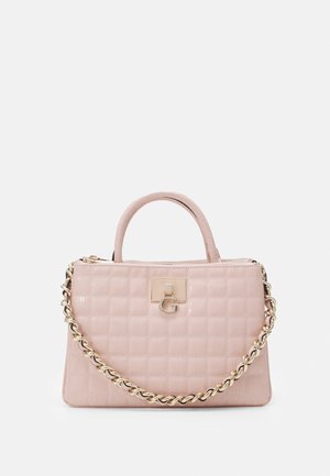 Sac à main matelassé rose clair avec poignée supérieure et bandoulière chaîne dorée, doté d'un fermoir logo "G" en or sur un fond uni.