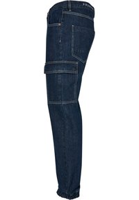 Mørk denim cargo bukser med en tapered ben, der har sidelommer og baglommer, kontrasterende syninger og en elastisk kant. Skjult etikett i taljen.