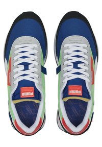 Tenisky Puma s modrým, zeleným, červeným a šedým textilním svrškem. Bílé šňůrky, černá podrážka a červené logo na jazyku.
