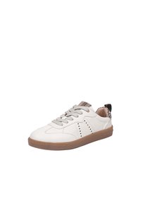 Białe skórzane sneakersy z szarymi sznurówkami, okrągłym czubkiem, brązową gumową podeszwą, dekoracyjnymi brązowymi akcentami oraz teksturowanym uchwytem na pięcie z wzorem w panterkę.
