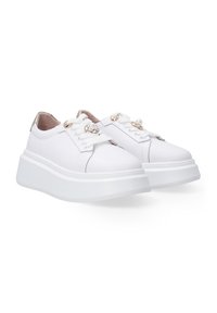 Weiße Sneakers mit einer glatten, synthetischen Oberseite, runder Zehenform, dicker weißer Plattformsohle und goldfarbenen Akzenten an den Schnürsenkeln und der Ferse.