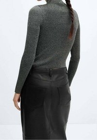 Dunkles, geripptes Langarmoberteil mit hohem Kragen, kombiniert mit einem figurbetonten, schwarzen Lederrock mit zwei Taschen und einer glatten Textur.